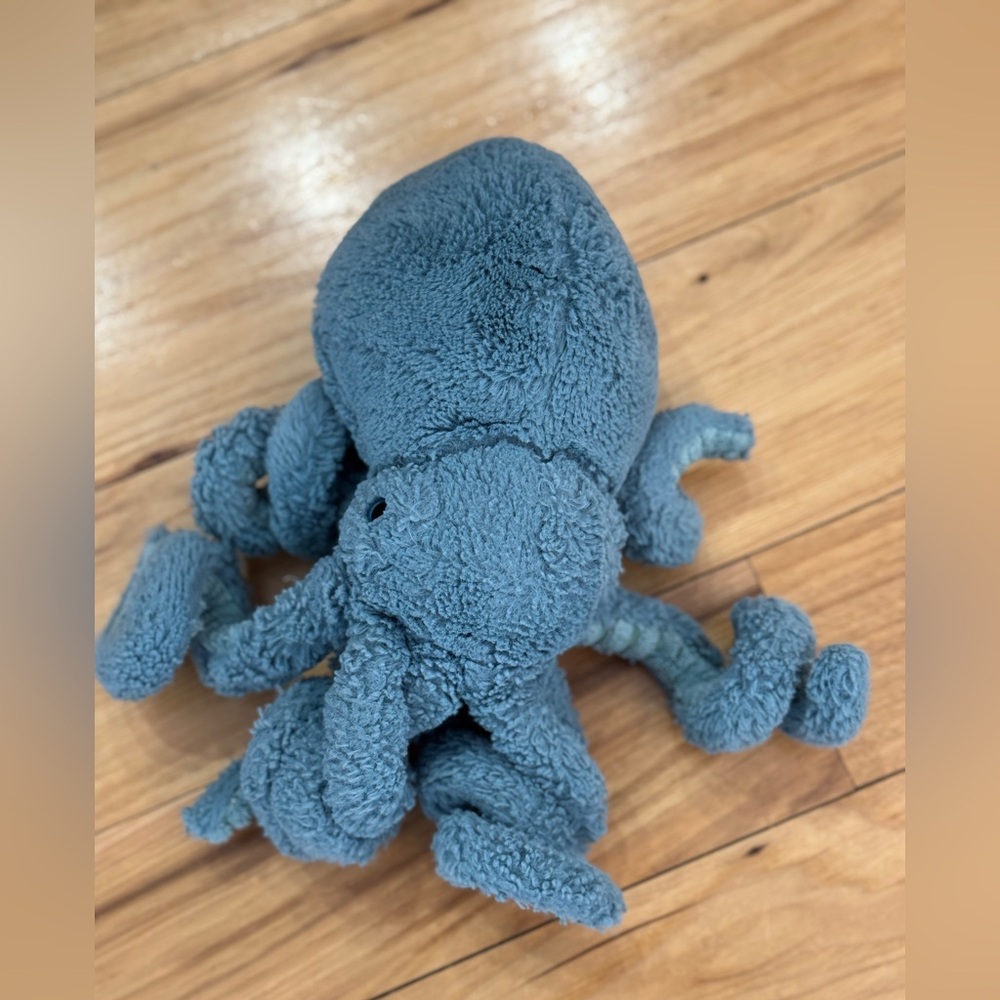 Jellycat
Rare HTF discontinued 
GUC

Sol the squid